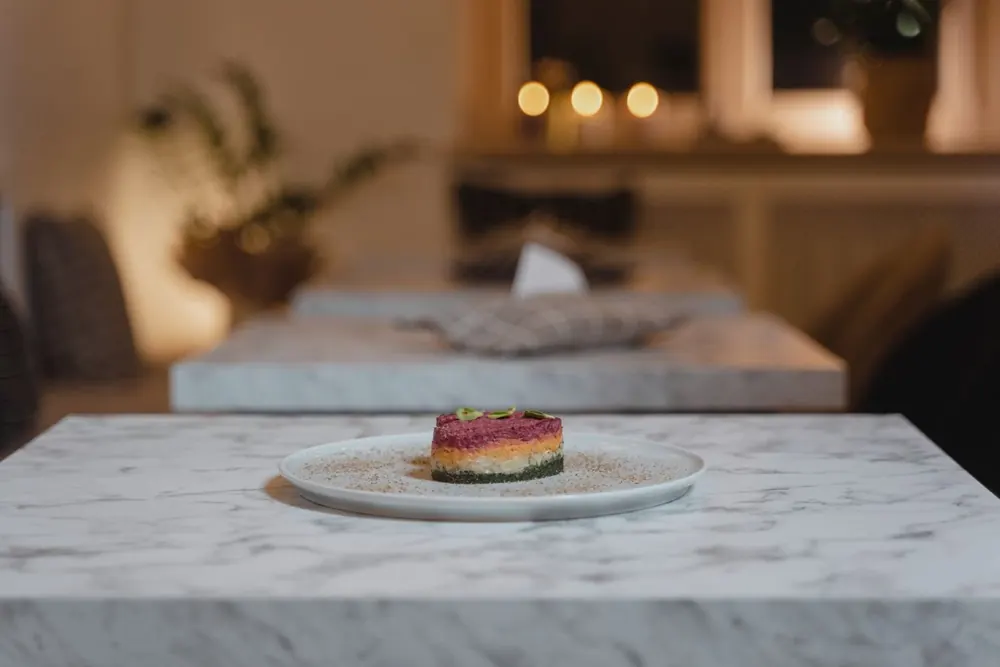 Une entrée dressée sur une assiette blanche (photo d'illustration)