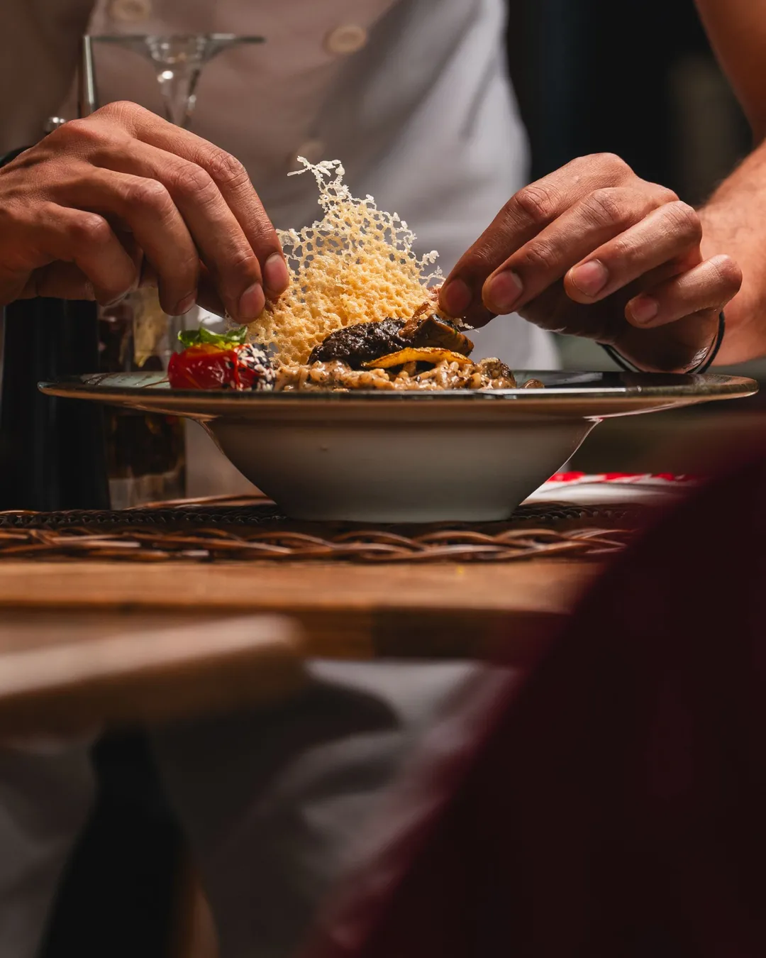 Un chef dépose une garniture sur une assiette (photo d'illustration)