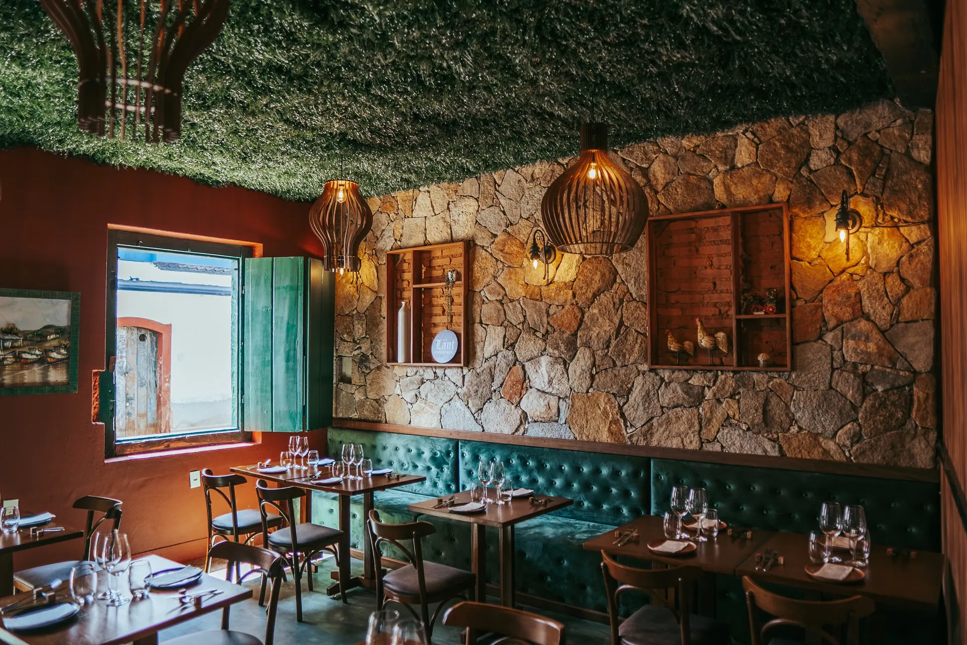 Salle de bistrot aux murs de pierre (photo d'illustration)