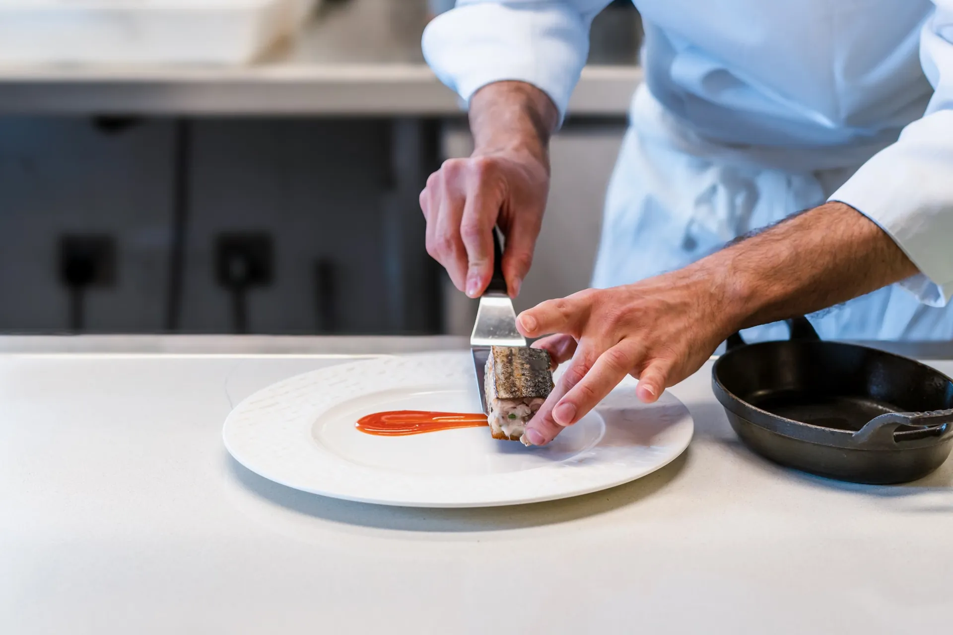 Un chef dresse une assiette en cuisine (photo d'illustration)